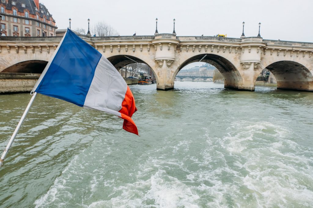 Bandiera francese sulla sciabica del fiume a Parigi, Francia