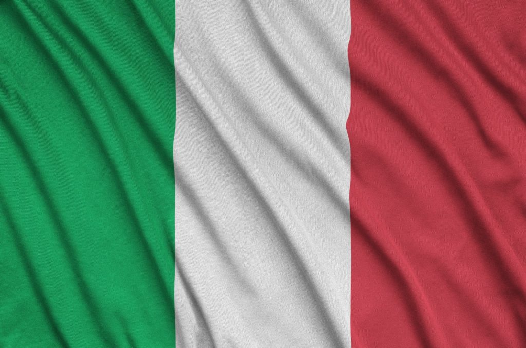 La bandiera dell'Italia è raffigurata su un tessuto sportivo con molte pieghe. Squadra sportiva che sventola lo striscione