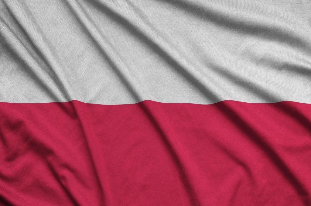 La bandiera della Polonia è raffigurata su un tessuto sportivo con molte pieghe. Squadra sportiva che sventola lo striscione