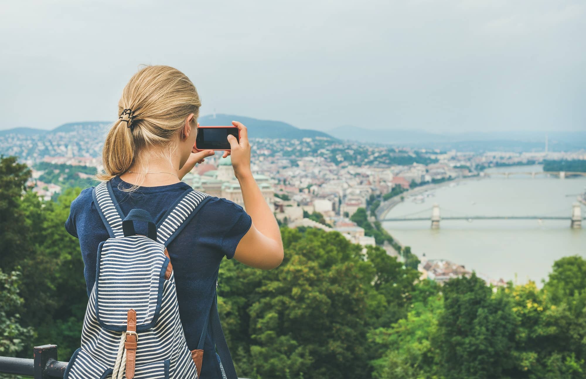 Giovane donna che fa foto del fiume Danubio e di Budapest, Ungheria
