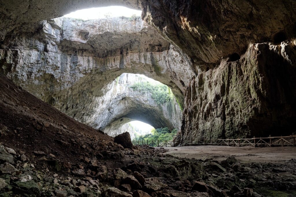 vista prospettica della grotta Devetaki in Bulgaria